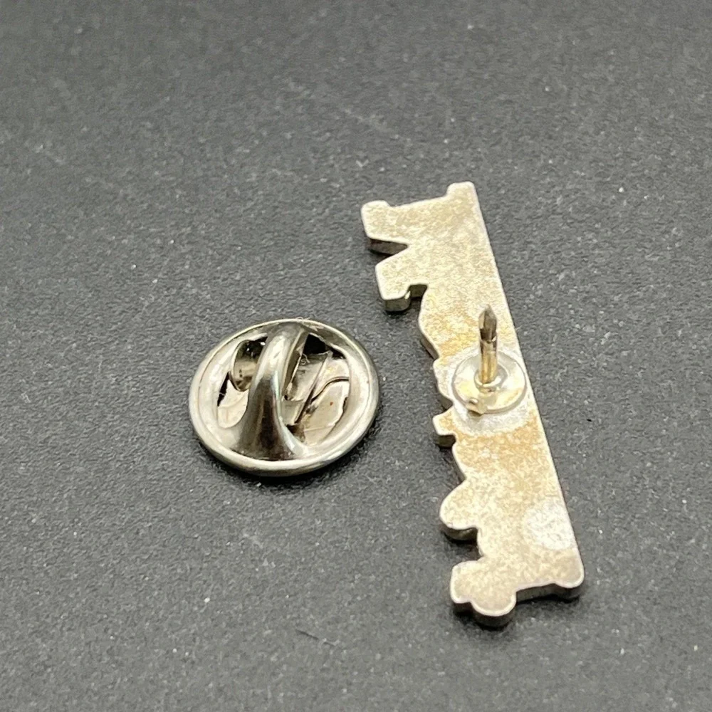 Montreal Kissy‎ Lips Canada Lapel Hat Pin